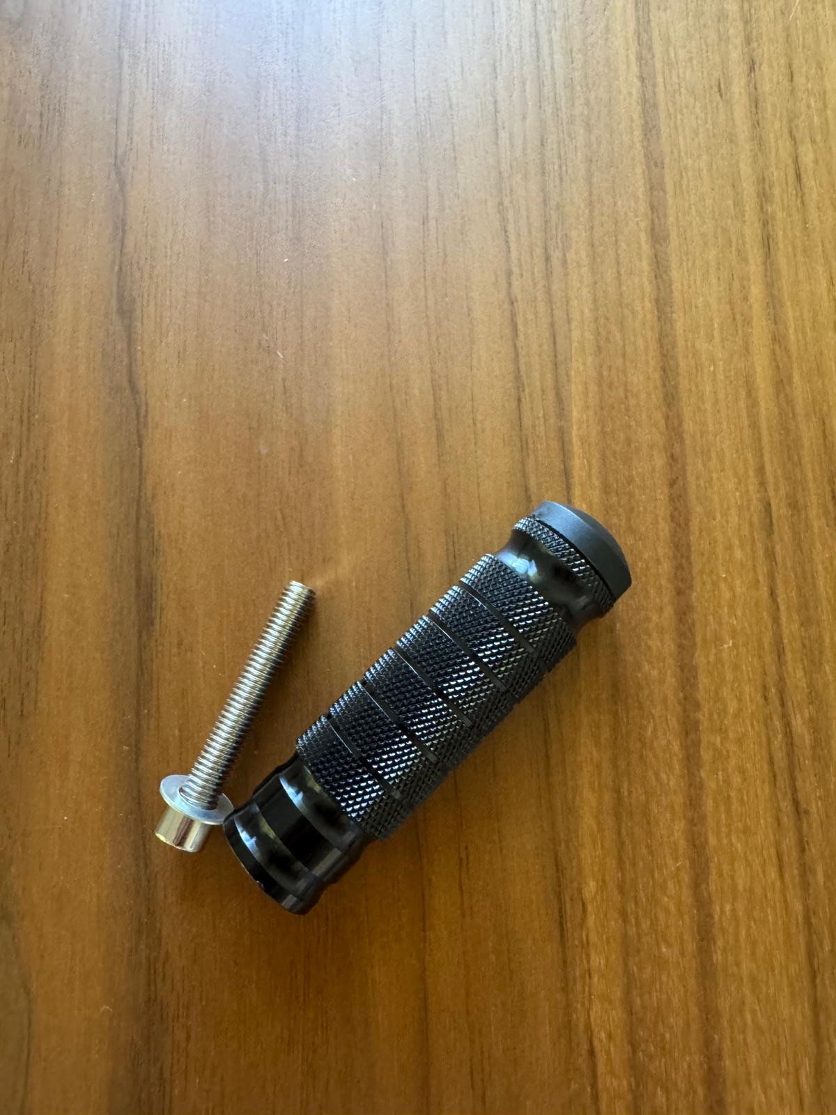 Foot lock peg